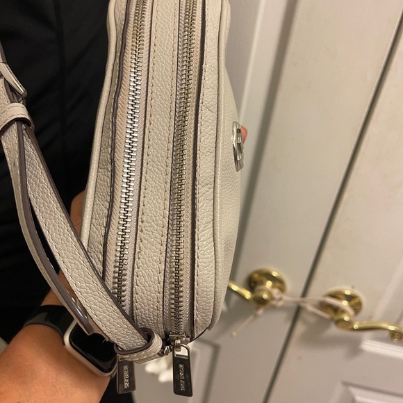MICHAEL KORS Fulton Small
Light Grey Leather Crossbody
Camera Bag Feminine - Picture 10 of 15